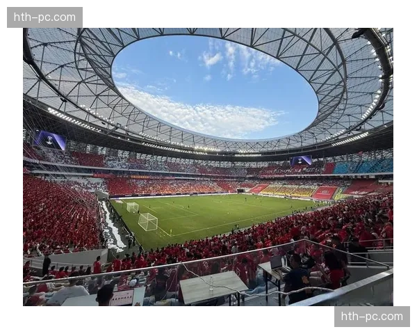 老将华金宣布赛季末退役，贝蒂斯球迷看台打出巨型TIFO致敬