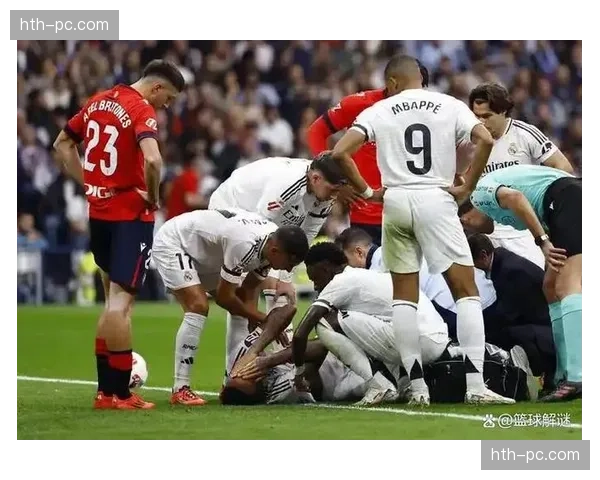 特写：终场哨响，伯恩茅斯全队围住门将，庆祝成功零封保级关键战