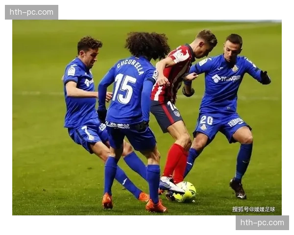 加的斯主场球迷在比赛第12分钟集体鼓掌，悼念已故俱乐部传奇桑斯