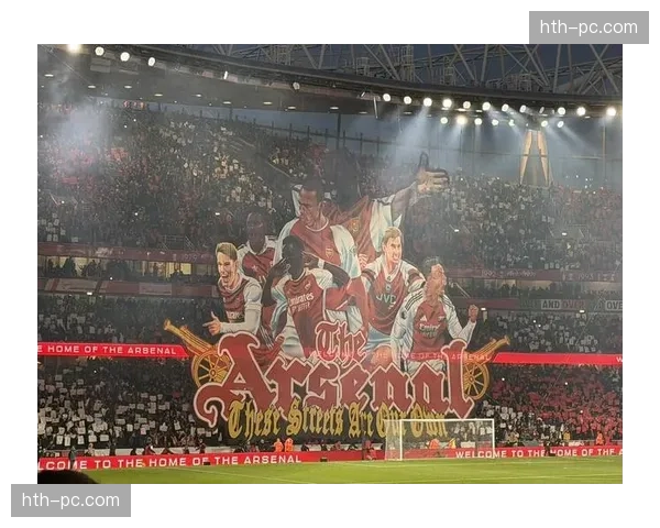 特写：西汉姆联主场伦敦碗启用新型声光系统，现场呈现360度TIFO